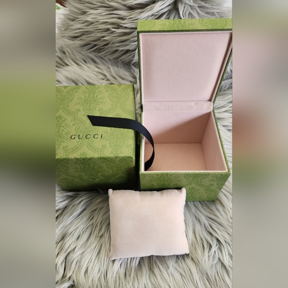 Gucci Box and pillow - Picture 3 of 10